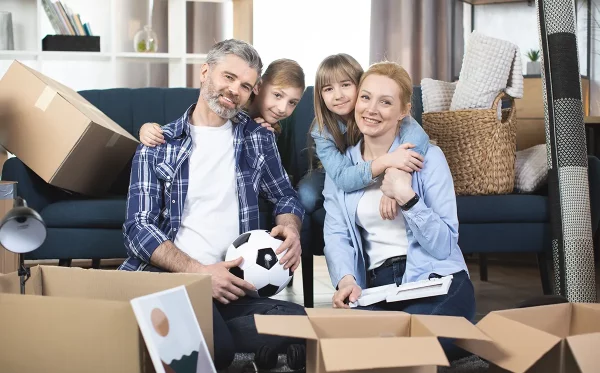 Familienumzug Europa Planung mit Familie am Tisch