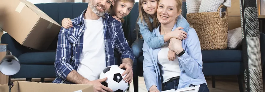 Familienumzug Europa Planung mit Familie am Tisch