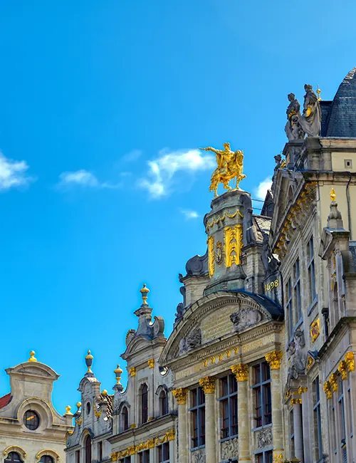 Planung eines Europa Umzug mit Dokumenten und Laptop