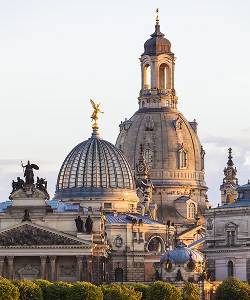Planung Internationale Umzüge mit Weltkarte und Laptop