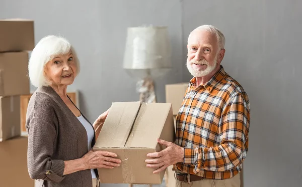 Beratungsgespräch vor einem Senioren Umzug